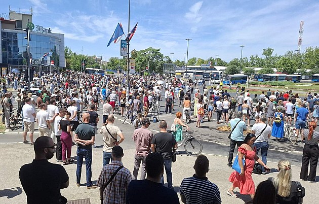 Odata pošta stradalima u padu nadstrešnice, ostavljeno smeće ispred SNS-a, nove blokade u 18h