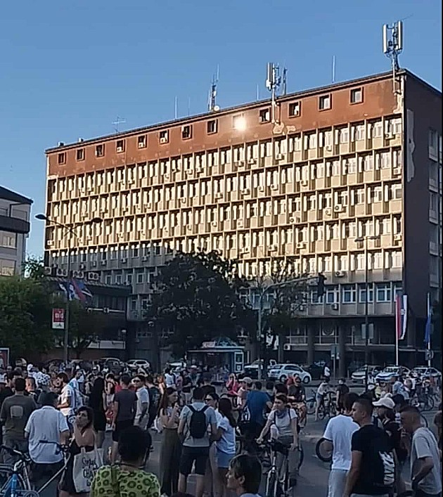 Blokirane brojne raskrsnice u Novom Sadu