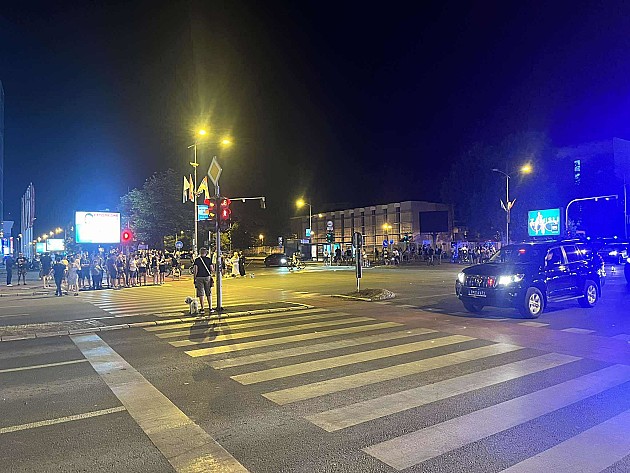 Blokirane raskrsnice na više lokacija, dojava o bombi na FTN-u, policija na Bulevaru oslobođenja 