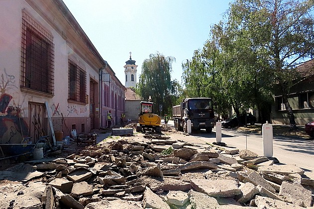 Počela rekonstrukcija 12 parking mesta u Almaškoj ulici