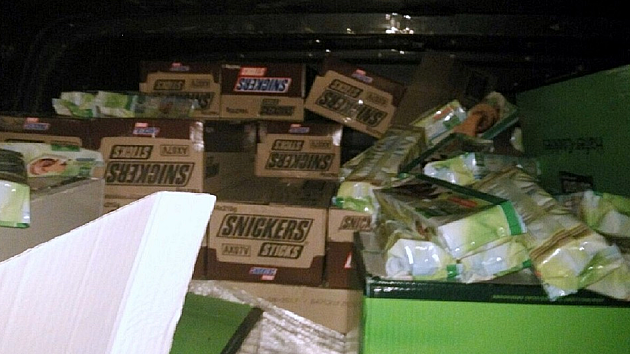 Novosađanin pokušao da prošvercuje 700 kilograma čokoladica i keksa