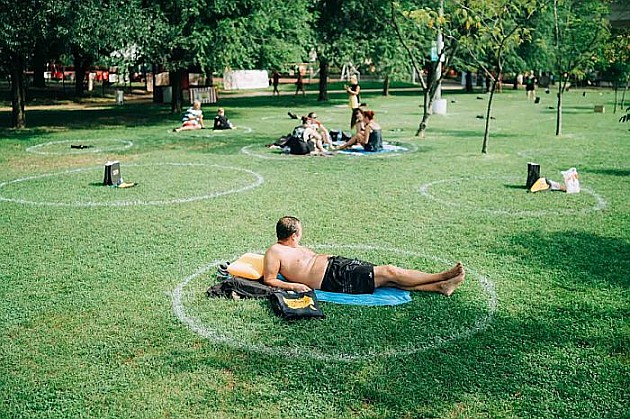 Na travi na Štrandu iscrtani beli krugovi za održavanje distance