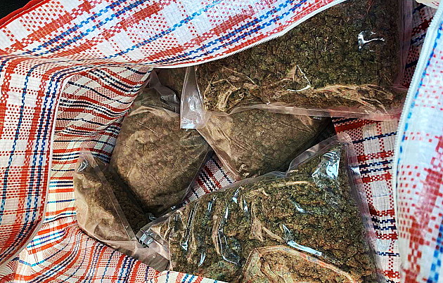 Novosađanin uhvaćen sa tri kilograma marihuane na putu Ruma - Novi Sad