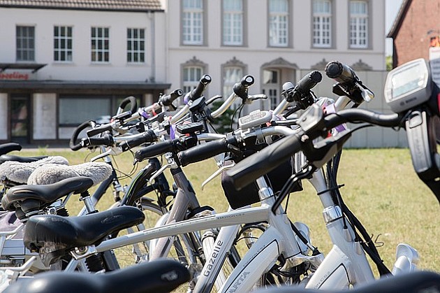 Novosadska inspekcija na električnim biciklima protiv nepropisnog parkiranja