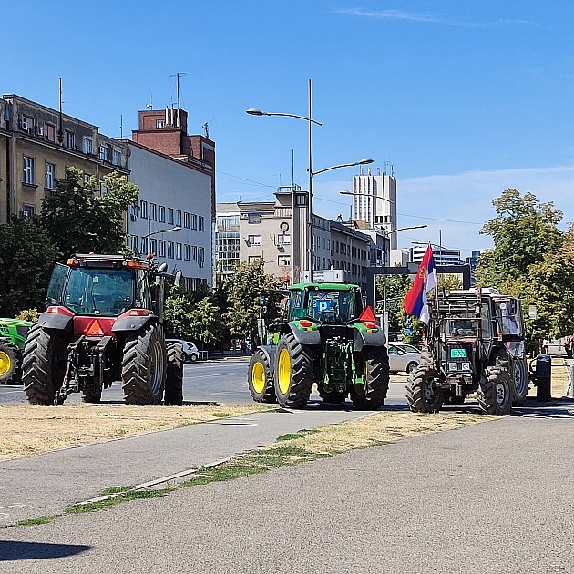 Poljoprivrednici traktorima ponovo blokirali centar