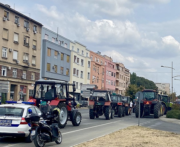 Poljoprivrednici protestuju ispred zgrade Banovine, blokada puteva u više gradova u Srbiji