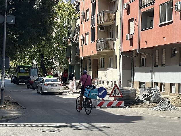 Uređuje se parkiralište u Ulici Doža Đerđa