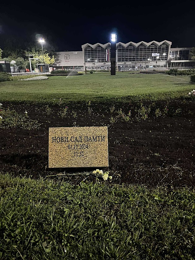 Sinoć kod Železničke stanice šesnaestominutnom tišinom odata pošta stradalima u padu nadstrešnice