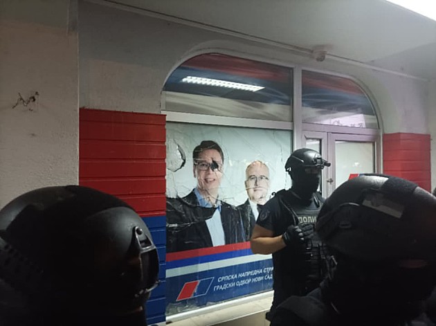 Posle mirnog protesta na Limanu, sukob Novosađana sa maskiranim muškarcima ispred prostorija SNS
