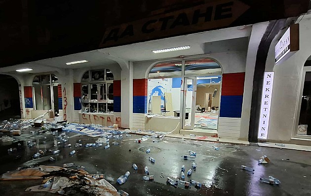Tokom sinoćnjeg protesta demolirane prostorije SNS na Bulevaru oslobođenja, u Stražilovskoj i Kosovskoj ulici 