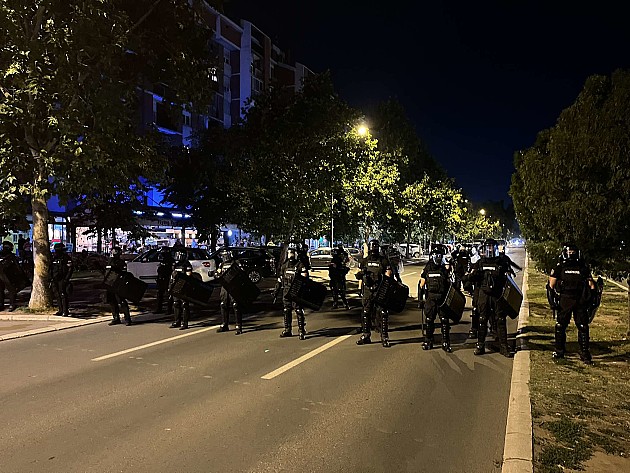 Incidenti u Novom Sadu, studenti i građani ispred prostorija SNS gađani vatrometom, zabeleženo više tuča
