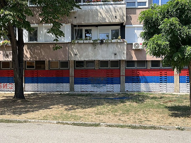 Novosadske fasade – od ljubavnih poruka do državnih zastava