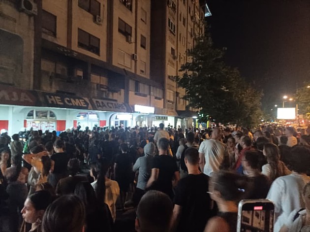 Posle mirnog protesta na Limanu, sukob Novosađana sa maskiranim muškarcima ispred prostorija SNS