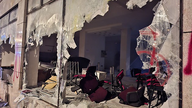 Tokom sinoćnjeg protesta demolirane prostorije SNS na Bulevaru oslobođenja, u Stražilovskoj i Kosovskoj ulici 
