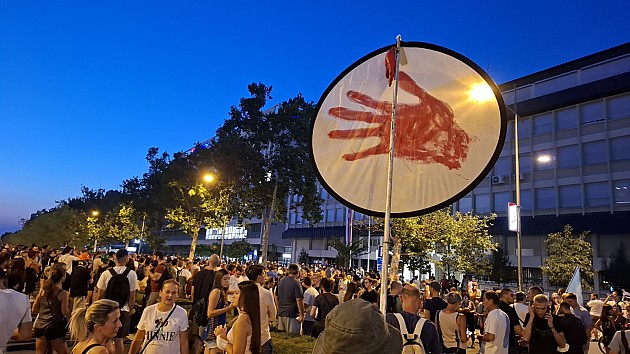 Tokom sinoćnjeg protesta demolirane prostorije SNS na Bulevaru oslobođenja, u Stražilovskoj i Kosovskoj ulici 