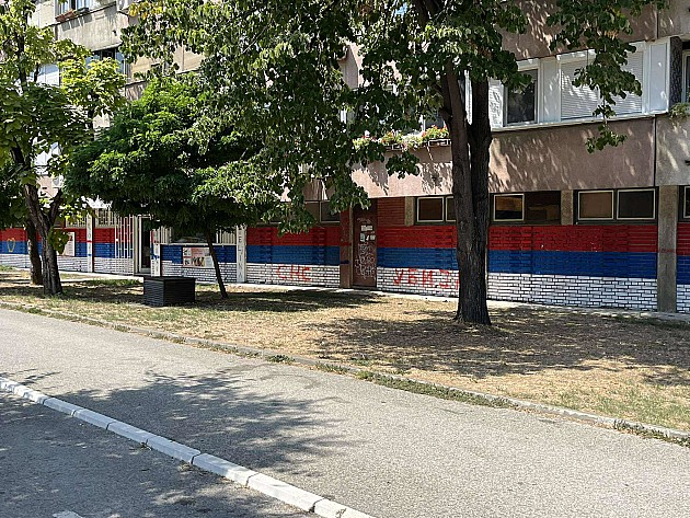 Novosadske fasade – od ljubavnih poruka do državnih zastava