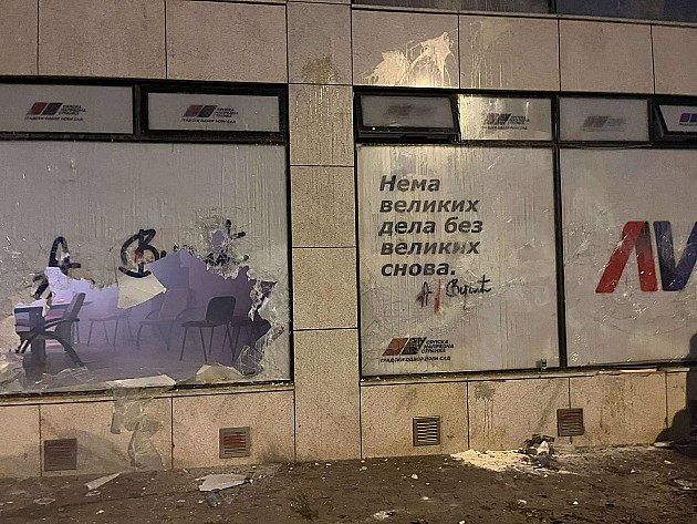 Incidenti u Novom Sadu, studenti i građani ispred prostorija SNS gađani vatrometom, zabeleženo više tuča