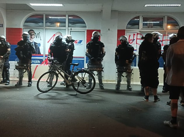 Posle mirnog protesta na Limanu, sukob Novosađana sa maskiranim muškarcima ispred prostorija SNS