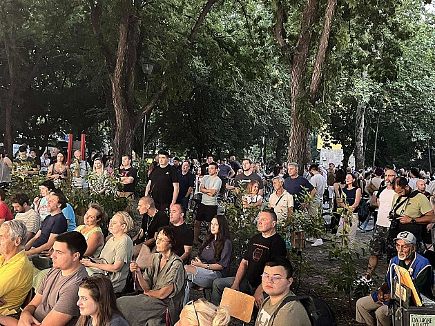 Incidenti u Novom Sadu, studenti i građani ispred prostorija SNS gađani vatrometom, zabeleženo više tuča