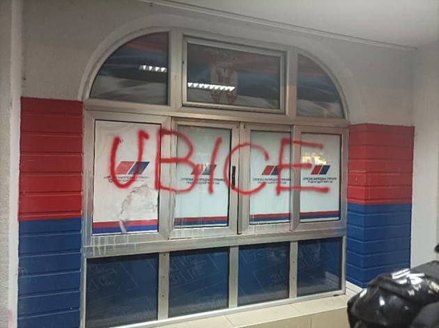 Posle mirnog protesta na Limanu, sukob Novosađana sa maskiranim muškarcima ispred prostorija SNS