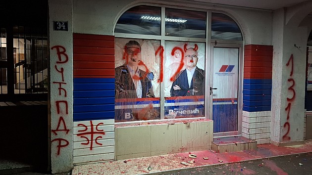 Tokom sinoćnjeg protesta demolirane prostorije SNS na Bulevaru oslobođenja, u Stražilovskoj i Kosovskoj ulici 