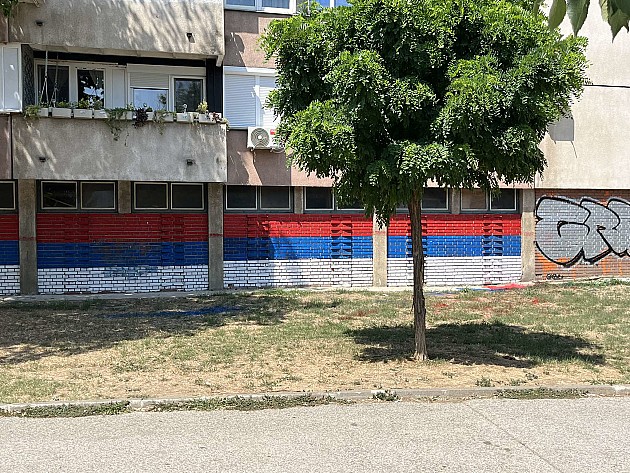 Novosadske fasade – od ljubavnih poruka do državnih zastava