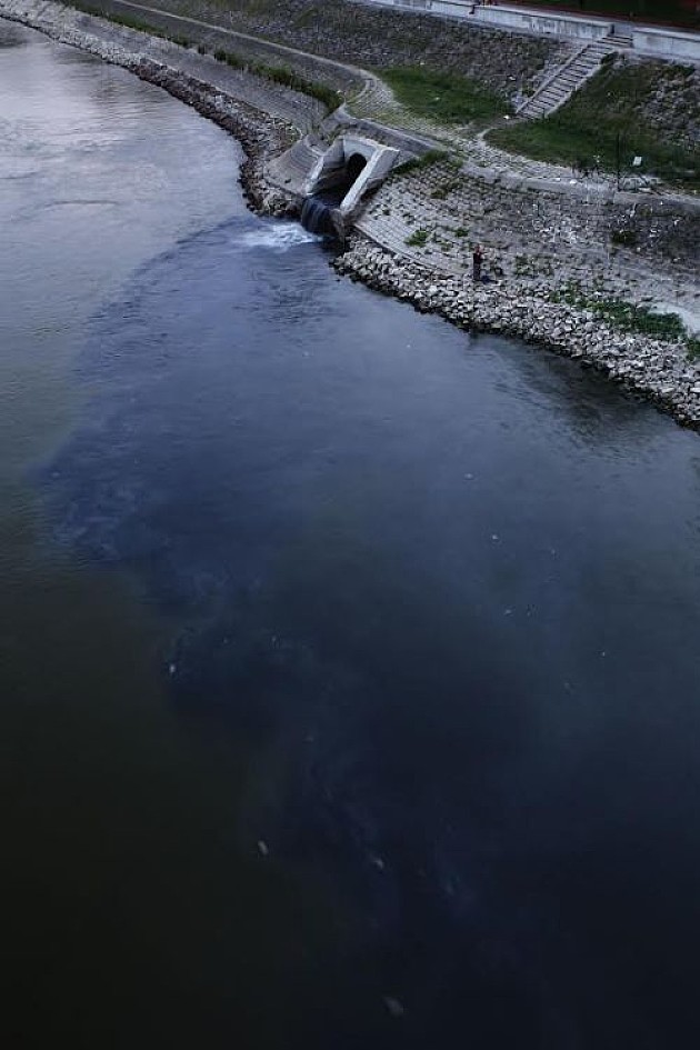 Dunavom tekla plava tečnost