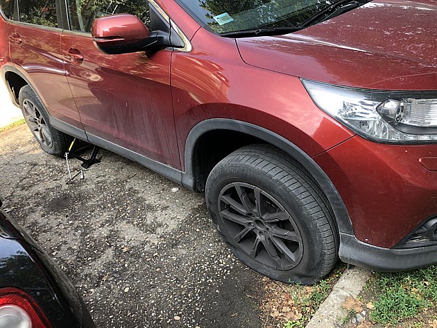 Članu Saveta MZ Liman probušene gume na automobilu 