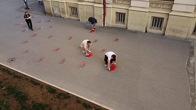 Aktivisti stranke Zajedno privođeni zbog ispisivanja grafita na Pozorišnom trgu, terete ih za uništenje javne imovine