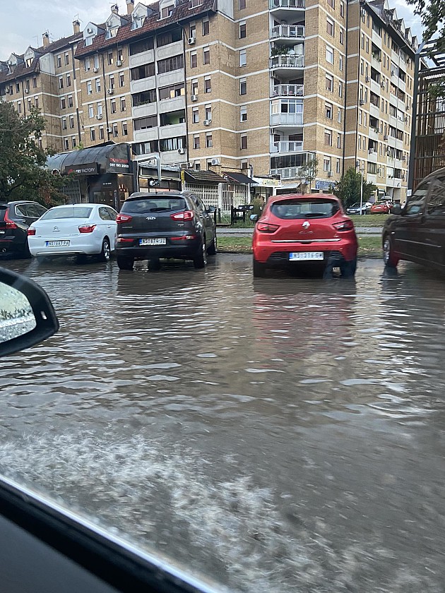 Jak pljusak i grad pogodili Novi Sad, delovi grada bez vode, ulice pod vodom