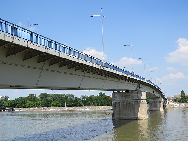Devojka skočila s Varadinskog mosta, spasili je građani 