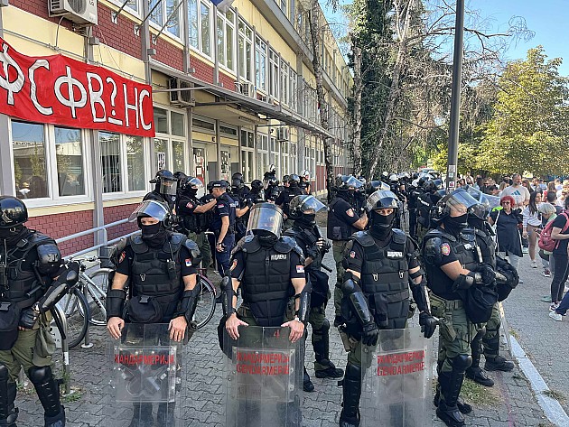 Studenti mogu u zgradu DIF-a, policija ostaje ispred dok se dekan ne bude osećao bezbednim