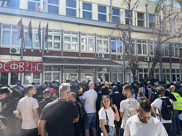 Studenti mogu u zgradu DIF-a, policija ostaje ispred dok se dekan ne bude osećao bezbednim