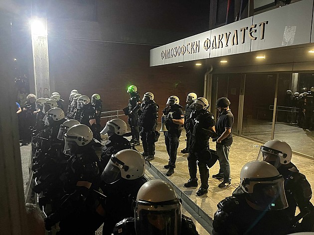 Nakon mirnog protesta, sukob građana i policije. Bačene velike količine suzavca, policija izgurala građane iz kampusa, pa upala u Rektorat 