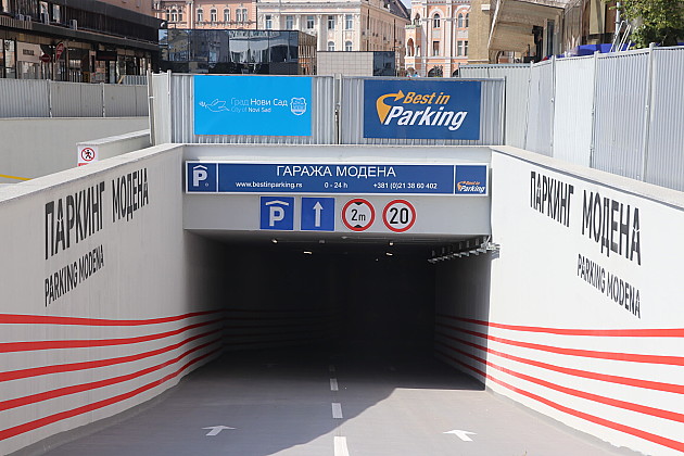 Otvorena podzemna garaža u ulici Modene