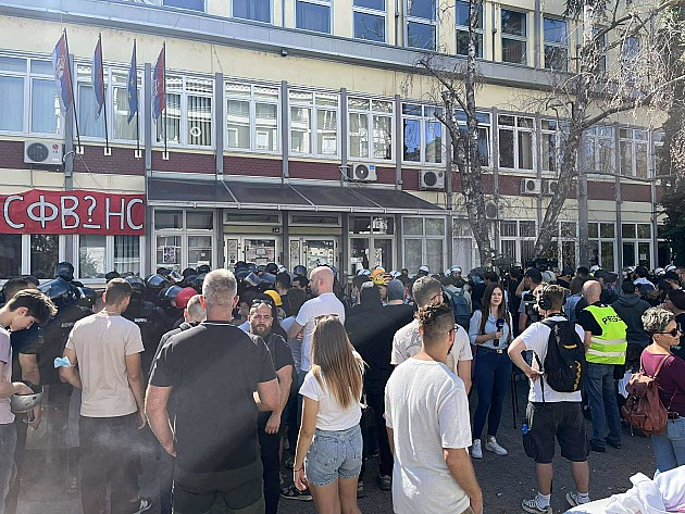 Studenti mogu u zgradu DIF-a, policija ostaje ispred dok se dekan ne bude osećao bezbednim
