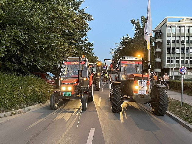Više hiljada građana odazvalo se pozivu srednjoškolaca i studenata i odalo poštu stradalima na Železničkoj stanici