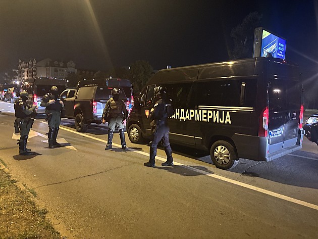 Nakon mirnog protesta, sukob građana i policije. Bačene velike količine suzavca, policija izgurala građane iz kampusa, pa upala u Rektorat 