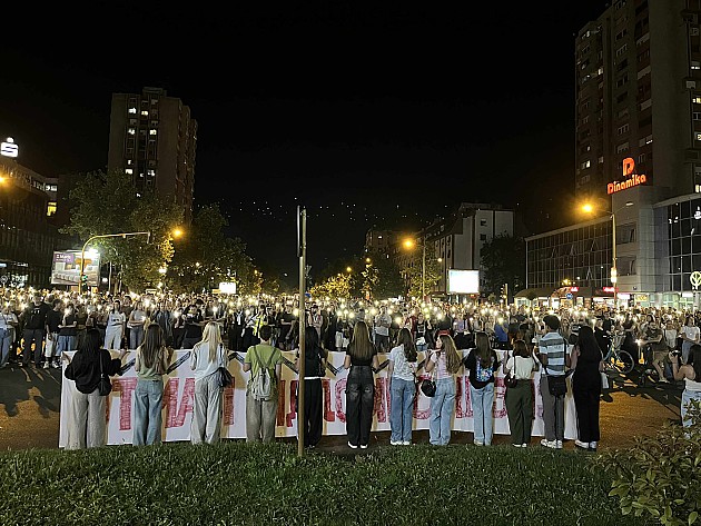 Više hiljada građana odazvalo se pozivu srednjoškolaca i studenata i odalo poštu stradalima na Železničkoj stanici