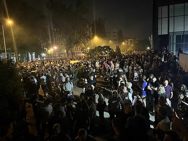 Nakon mirnog protesta, sukob građana i policije. Bačene velike količine suzavca, policija izgurala građane iz kampusa, pa upala u Rektorat 