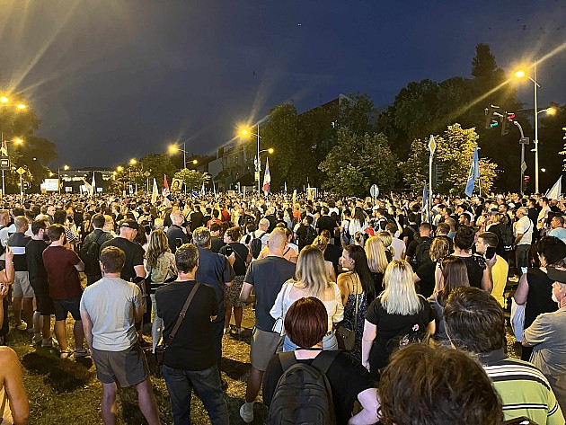 Nakon mirnog protesta, sukob građana i policije. Bačene velike količine suzavca, policija izgurala građane iz kampusa, pa upala u Rektorat 