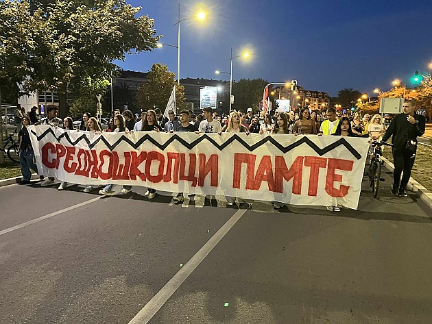 Više hiljada građana odazvalo se pozivu srednjoškolaca i studenata i odalo poštu stradalima na Železničkoj stanici