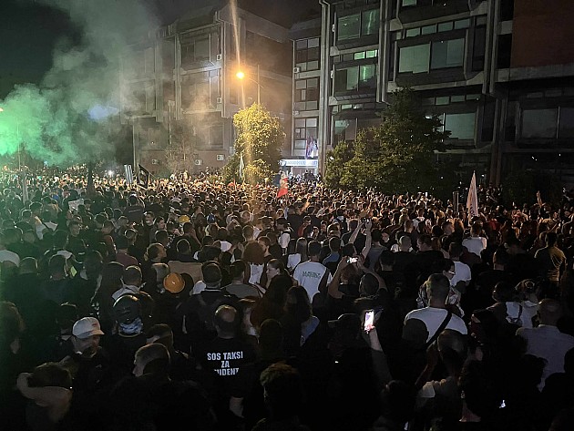 Nakon mirnog protesta, sukob građana i policije. Bačene velike količine suzavca, policija izgurala građane iz kampusa, pa upala u Rektorat 