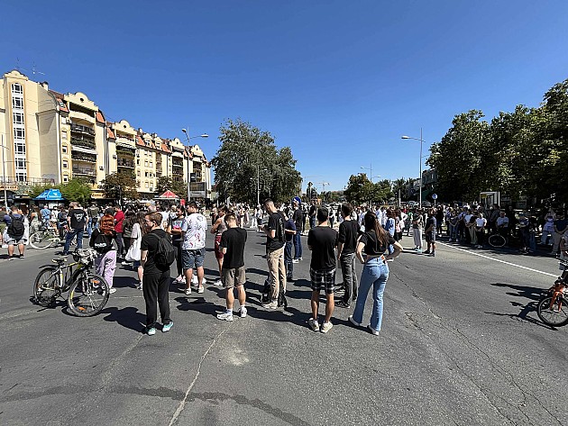 Novosađani u tišini obeležili deset meseci od pada nadstrešnice i pogibije 16 ljudi, večeras protest studenata i srednjoškolaca