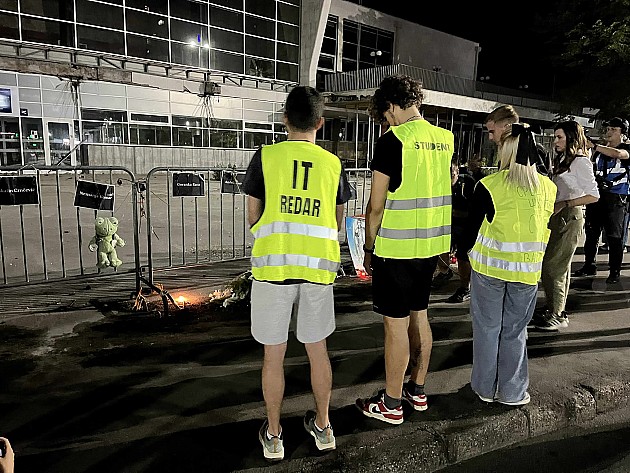 Više hiljada građana odazvalo se pozivu srednjoškolaca i studenata i odalo poštu stradalima na Železničkoj stanici
