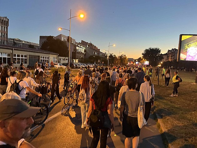 Više hiljada građana odazvalo se pozivu srednjoškolaca i studenata i odalo poštu stradalima na Železničkoj stanici