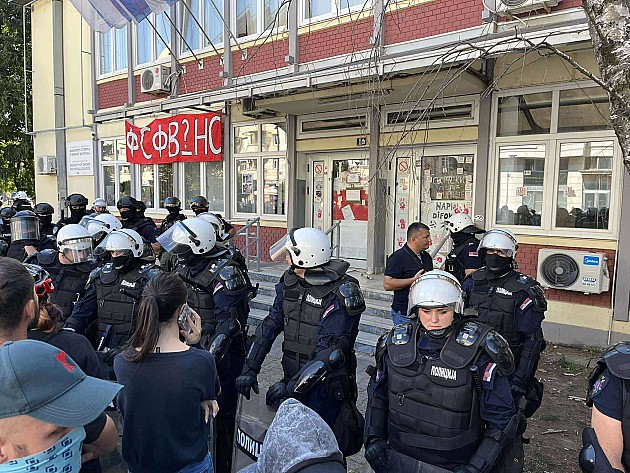 Studenti mogu u zgradu DIF-a, policija ostaje ispred dok se dekan ne bude osećao bezbednim