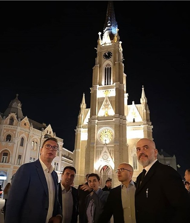 Vučić, Brnabić, Zaev, Rama i Vučević prošetali ulicama Novog Sada 