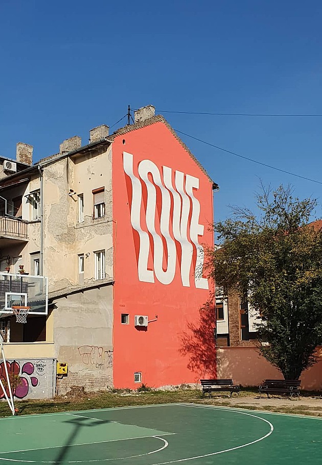 Novi mural posvećen ljubavi krasi deo fasade zgrade u Novom Sadu