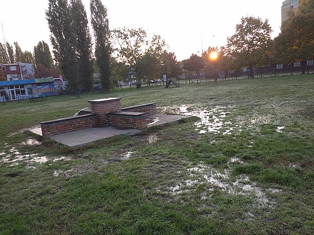 Vandali u parku za istrčavanje pasa na Bistrici sada polomili česmu, voda šikljala skoro 12 sati